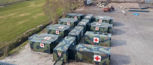 Infrastructure médicale mobile – vue extérieure de modules reliés.