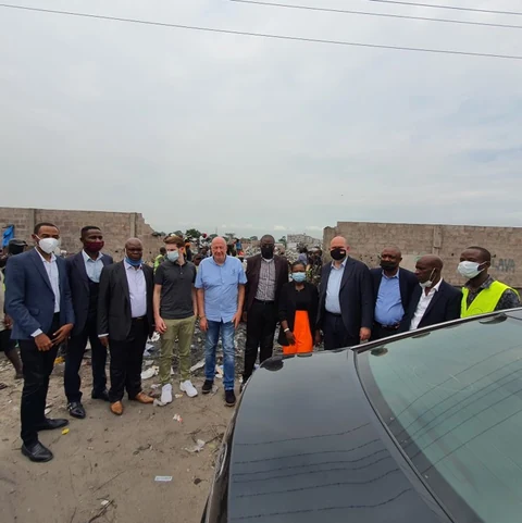 Fotografía de grupo de la delegación gubernamental y nuestro equipo de proyecto en Kinshasa