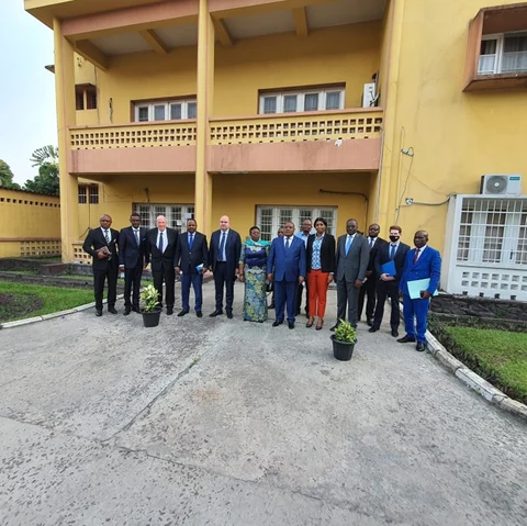 Fotografía de grupo con representantes gubernamentales y ministeriales tras la celebración del contrato